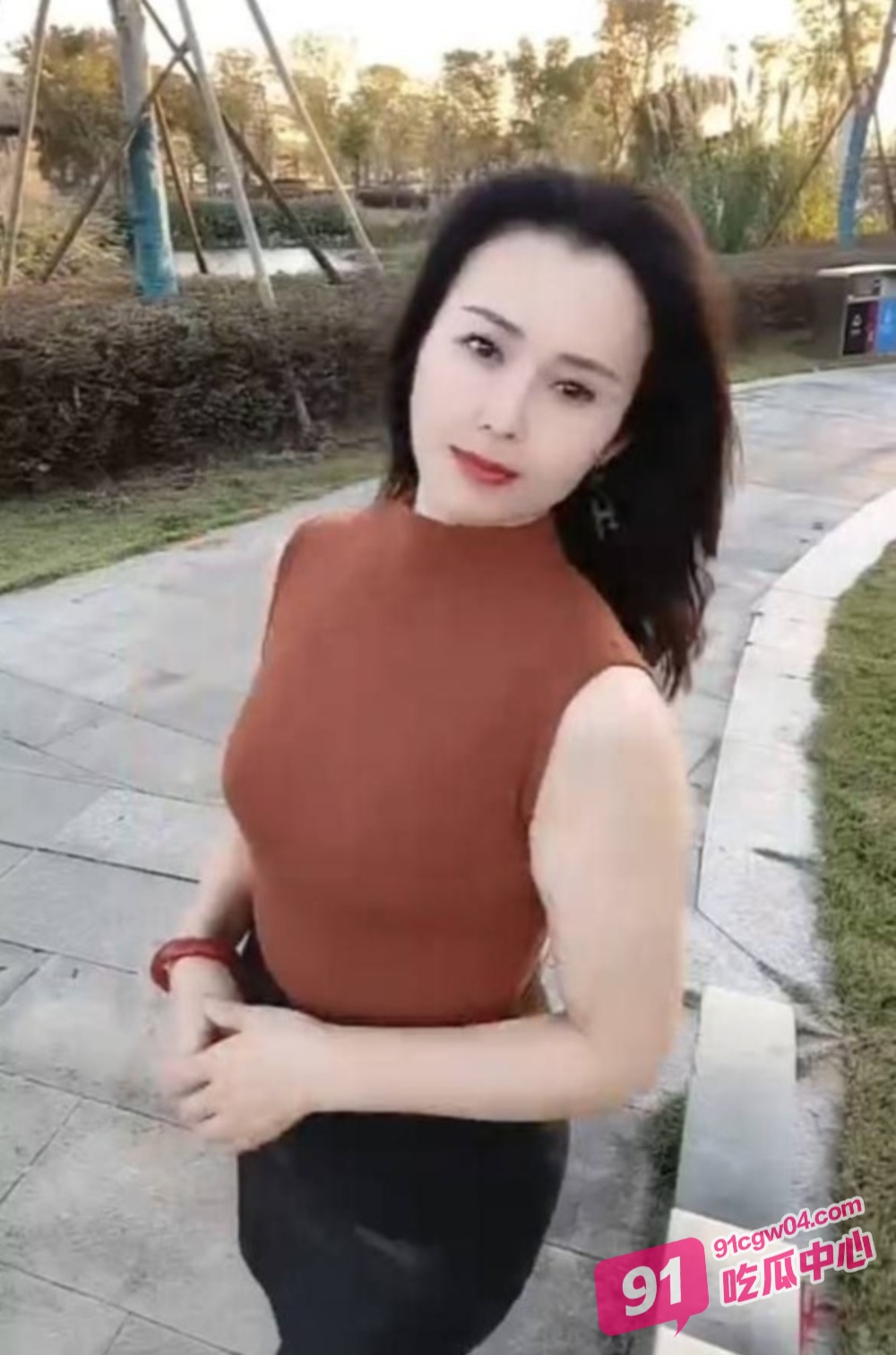 上海极品富婆 李淑华 居家自拍 肤白貌美 奶大人骚 只看一眼肾上腺素就要飙升 配图