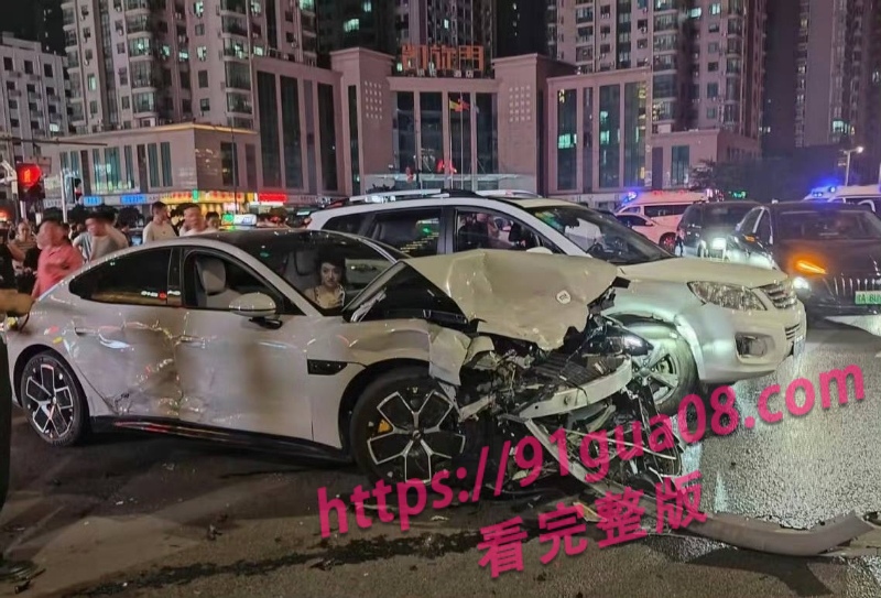 郑州小米su7车主连撞17辆车6.jpg