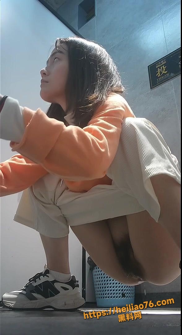 厕所偷拍国产美女被抓拍羞涩尿尿全过程曝光 隐藏摄像头逼脸同框喷尿诱惑