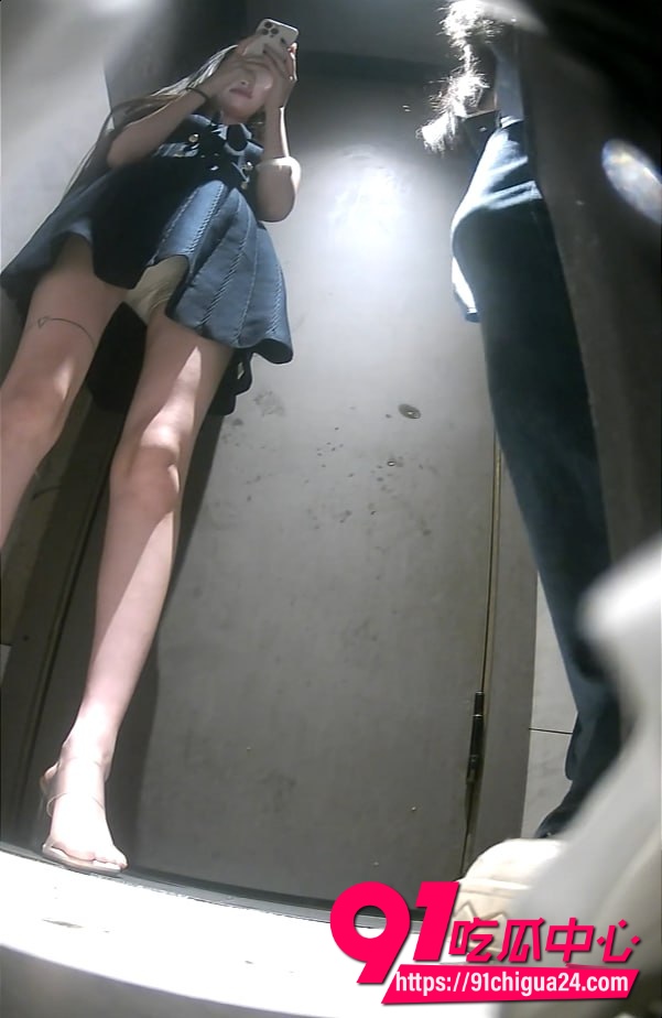神秘酒吧厕所偷拍绝美美女与闺蜜大胆脱衣撒尿 蹲厕露毛流水骚穴一览无余