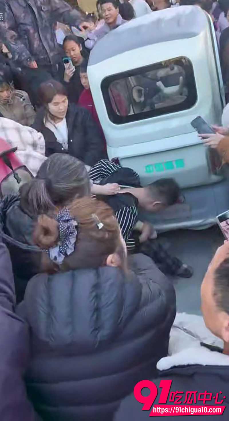 新年第一抓 安徽蚌埠义乌商贸城抓小三 妻子当众撕扯第三者 围观群众手机狂拍!