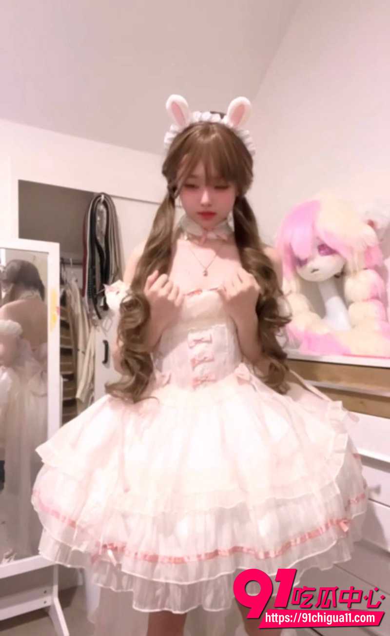 高颜值樱花女神 麒麟妹 制服私拍曝光 白嫩诱人胴体全裸掰穴自慰 撩拨下体难耐!