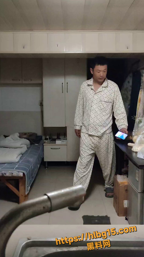 南京TS网红红老头 经典视频补充 睡衣哥震撼出场 享受口爆服务后满意离去