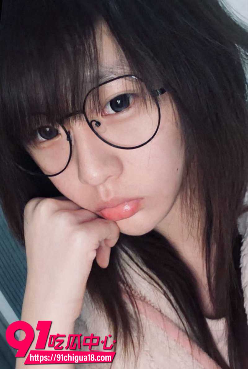 江苏省淮安中学白嫩女高中生 被大叔网调拍下大量不雅自慰视频
