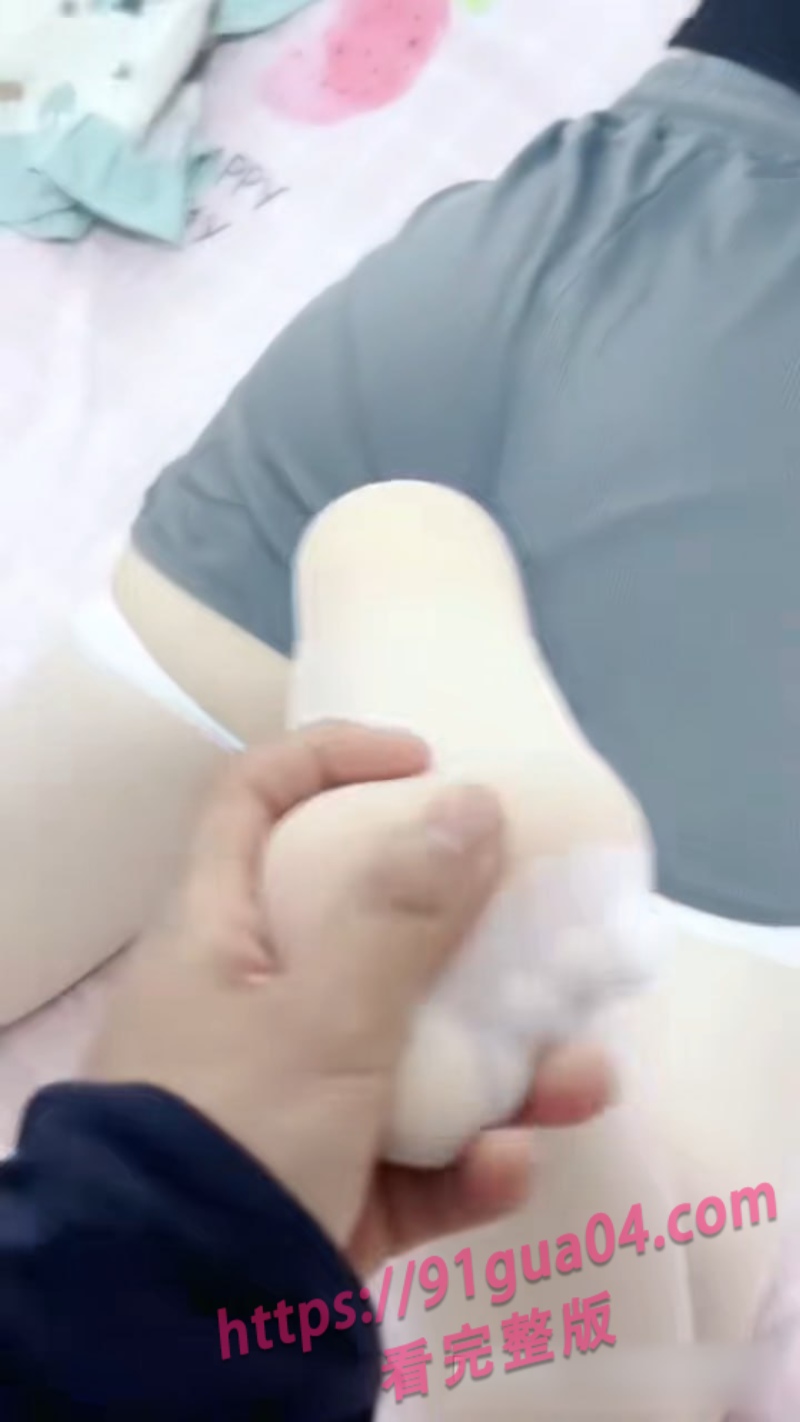 兄妹乱伦 妹妹身穿白丝勾引哥哥 激情后入场面刺激！