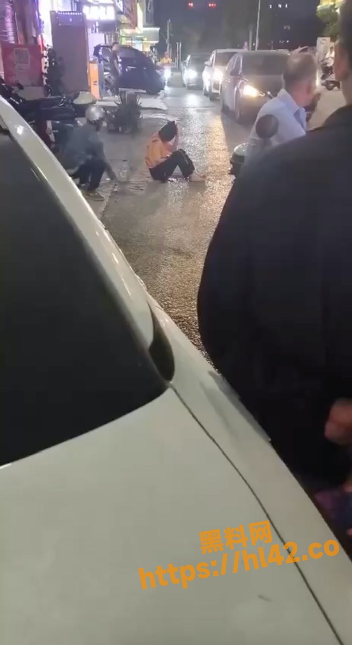河池都安一男子因老婆出轨就在街头砍死情夫！男子疯狂行为导致情夫被砍死跪倒在地！