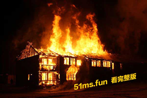 加州-奥克兰-数栋房屋起火。