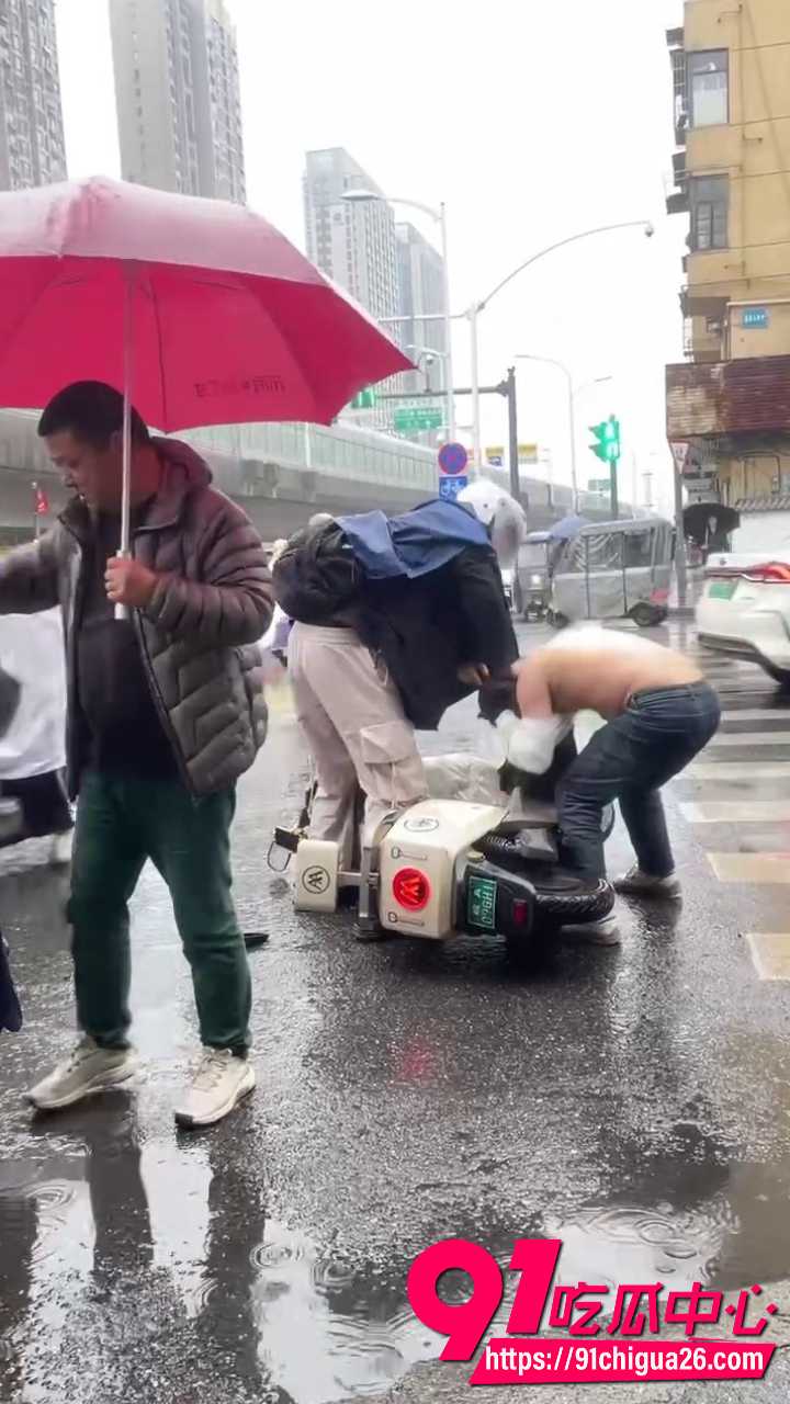 路怒男下车发飙直接被按在地上狠打9