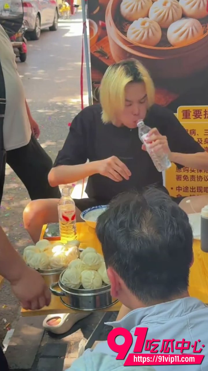 吃货小哥街头挑战10分钟吃10笼大包子 狼吞虎咽狂吃猛塞 最终挑战成功视频全纪录