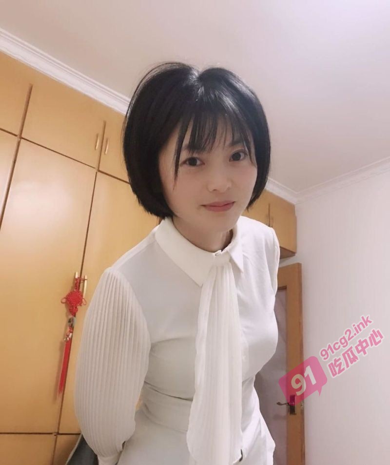 山西合肥浪荡女刘嘉嘉～被绿帽男友找单男一起玩3P 上下两洞一起插 通通被灌满！