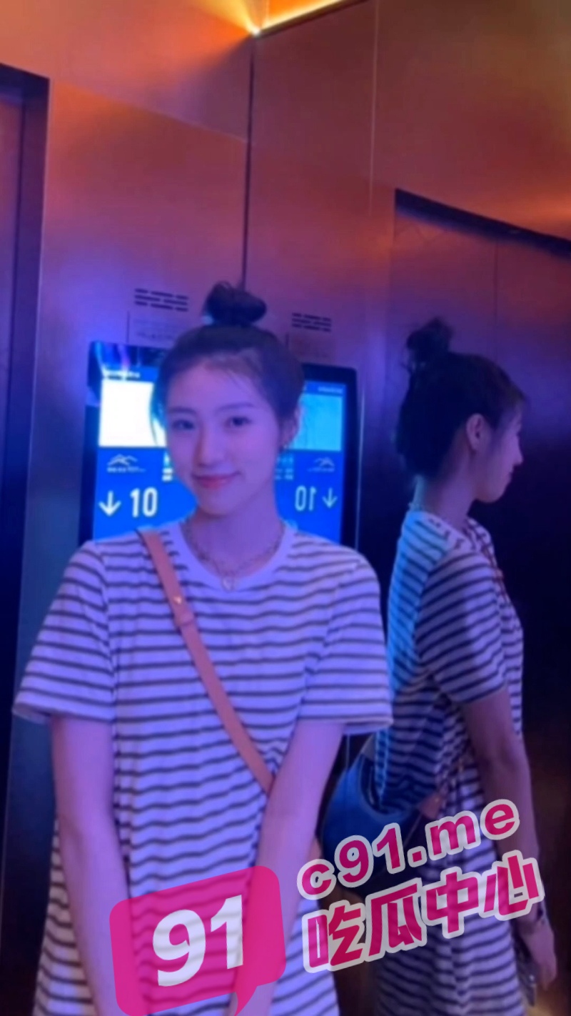 “还没进去就开始叫了”眼镜男的骚货女友 床上主动求操!