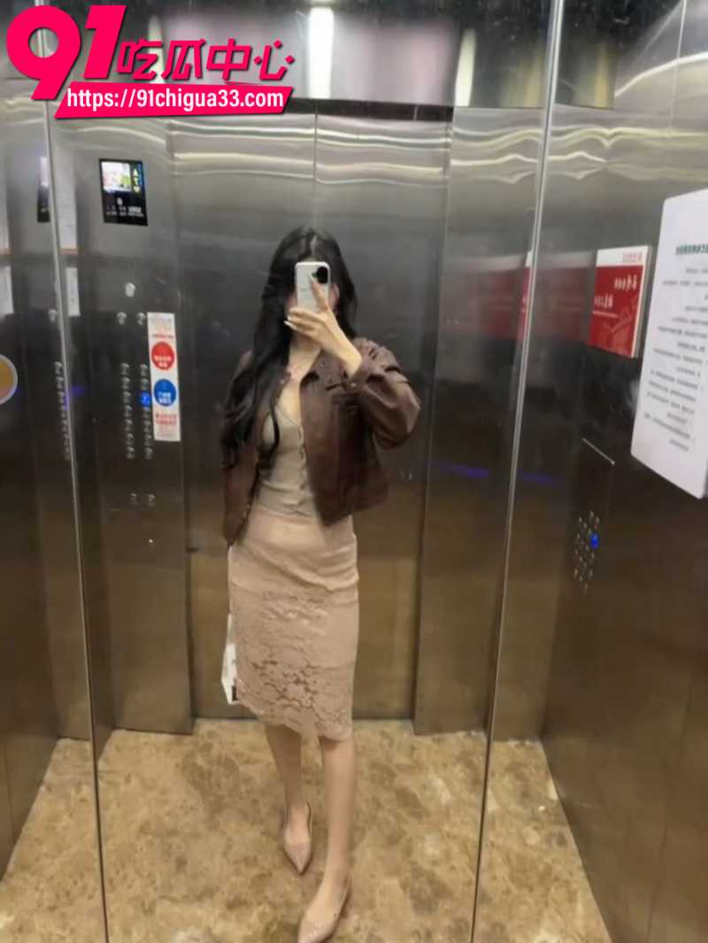 天津大学女研究生杨鑫苑沦为校车身穿情趣制服被同学猛蹬5 天津大学女研究生杨鑫苑沦为校车身穿情趣制服被同学猛蹬5