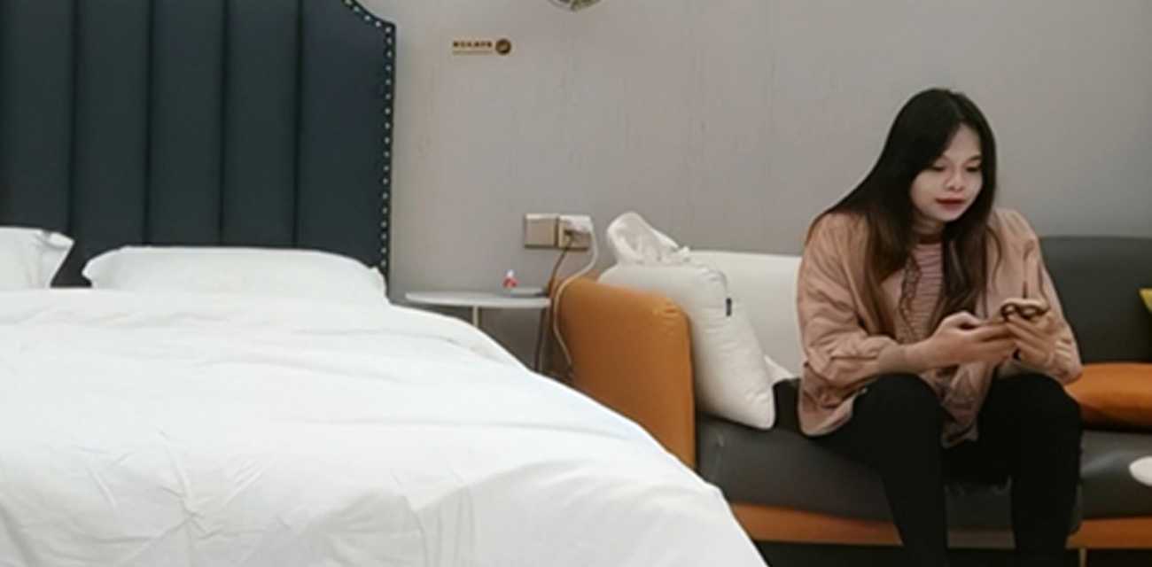 利哥探花 重金网约巨乳外围 脸穴全露被花式操弄 百般迎合竟动情高潮！