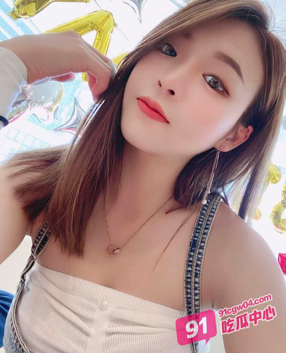 台湾性感台妹 媛媛 裸体在镜头前主动掰开鲍鱼发骚 妹子很嫩很骚气 玩的就是真实！ 配图2