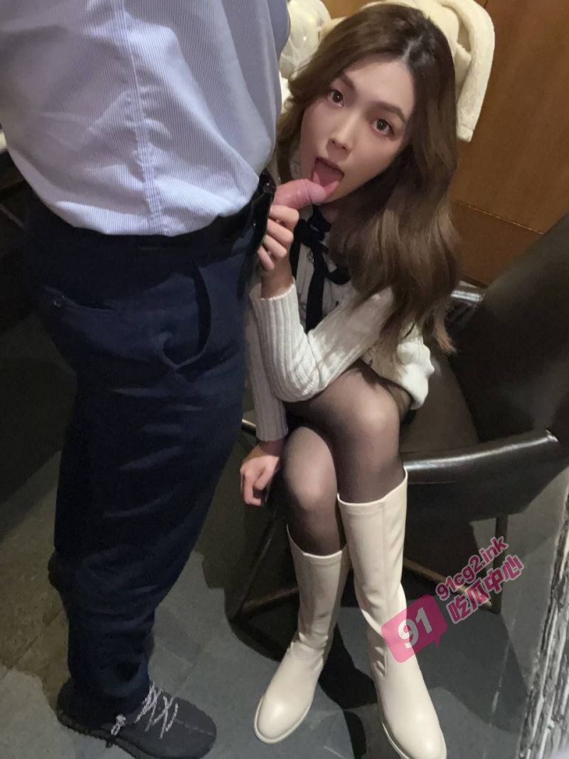 顶级名媛的致命诱惑～在餐厅隔着桌子足交 口交颜射吃精液拌饭！