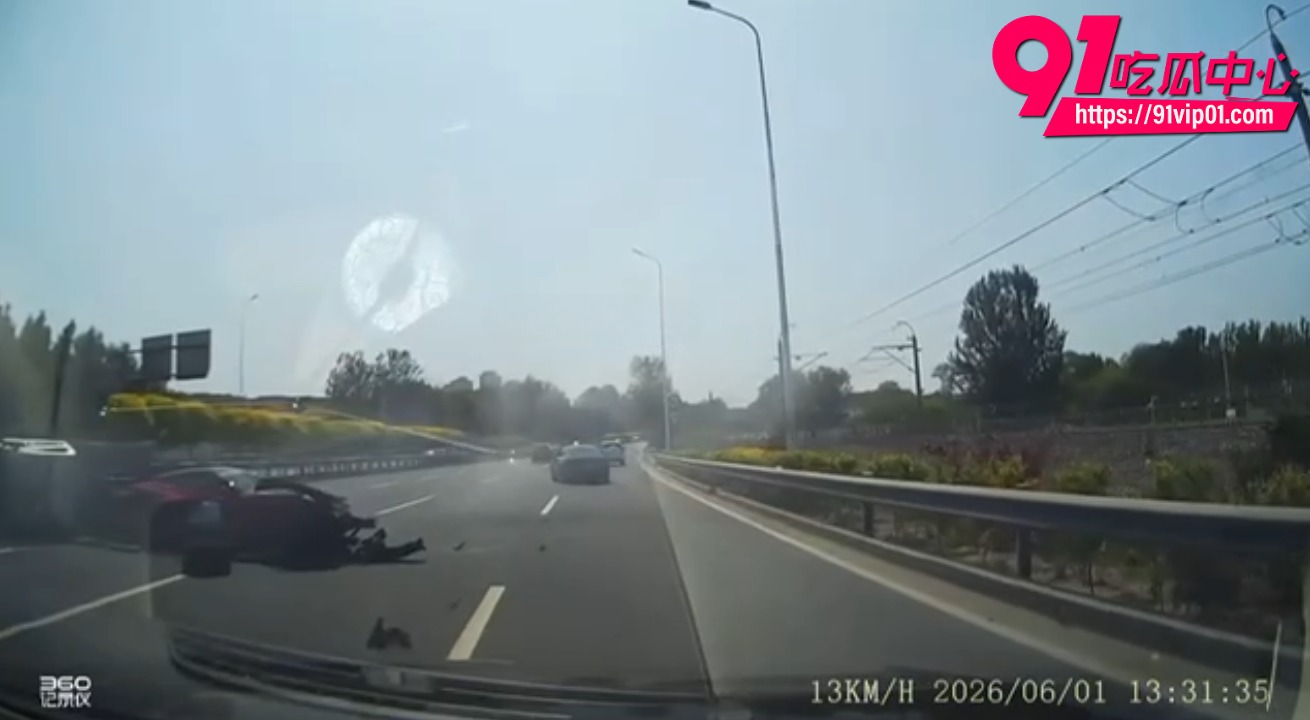 克尔维特撞隔离带事故4