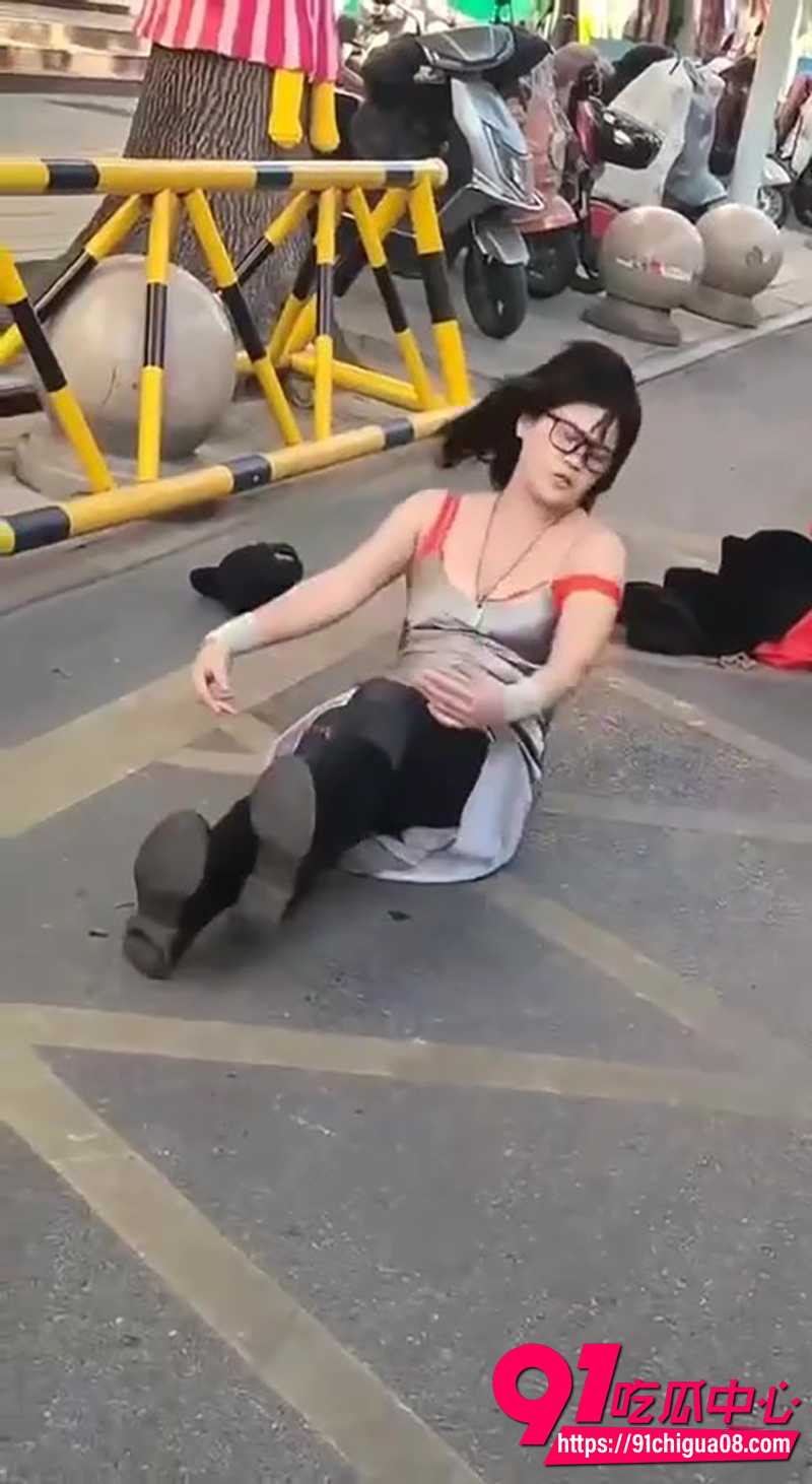 泰兴街头美女脱衣热舞 5 泰兴街头美女脱衣热舞 5