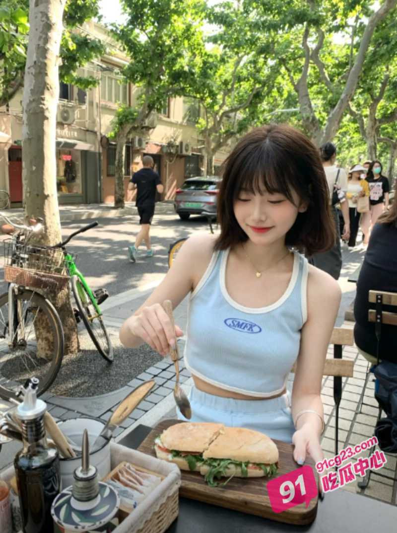 放学后被萝莉性瘾小学妹疯狂索精 “学长 我下面的小穴很想你哦！” 配图