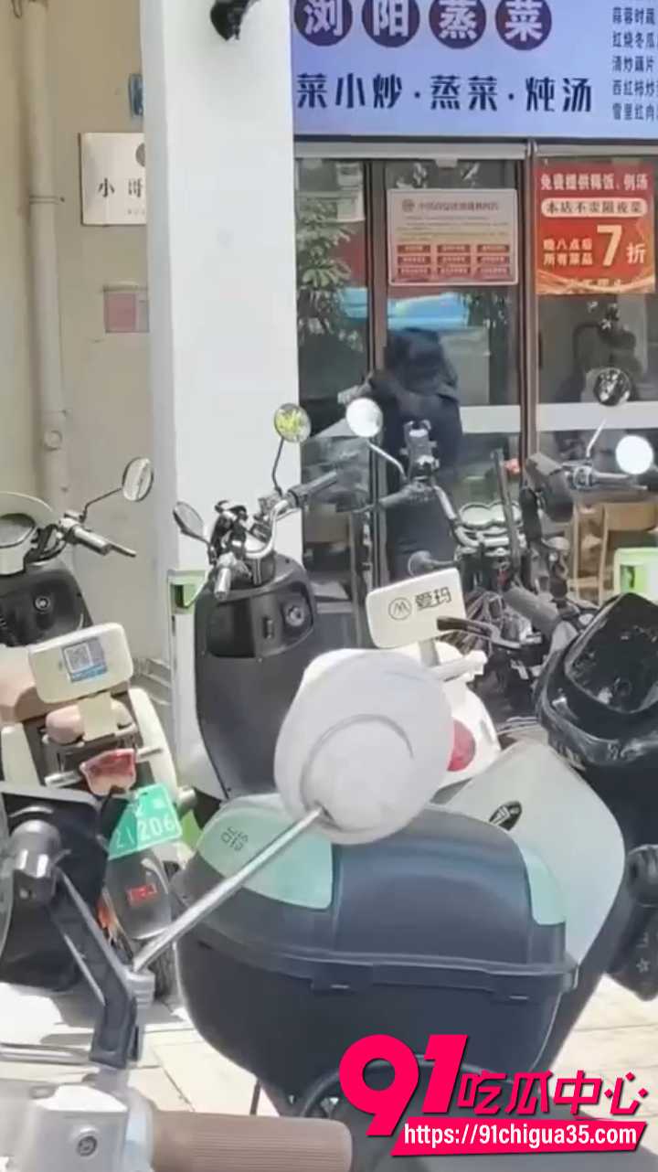 海南三亚正妻街头抓小三4