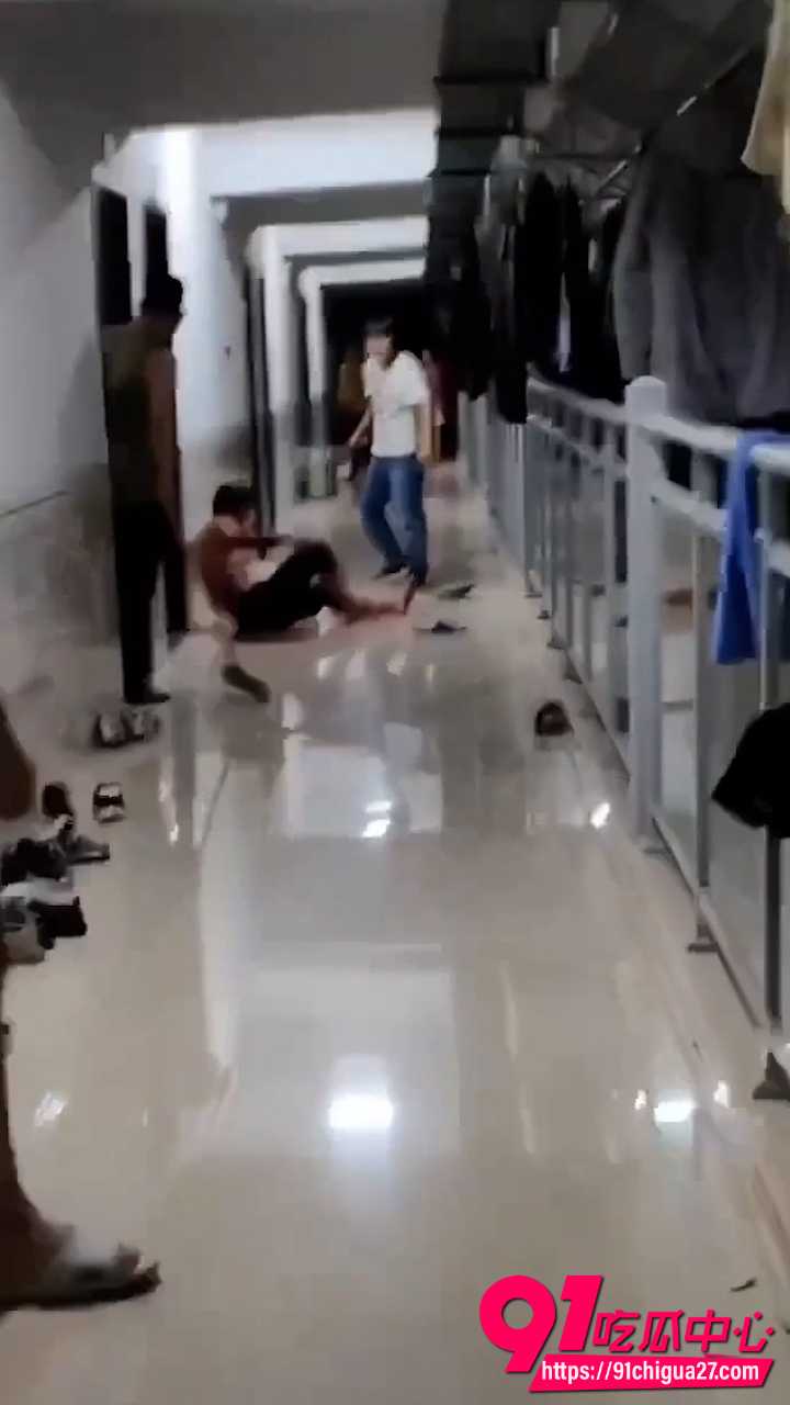 广东厂区宿舍持菜刀砍人血案 室友闹矛盾狂砍致手指断裂 满地鲜血惨叫连连 胆小慎入