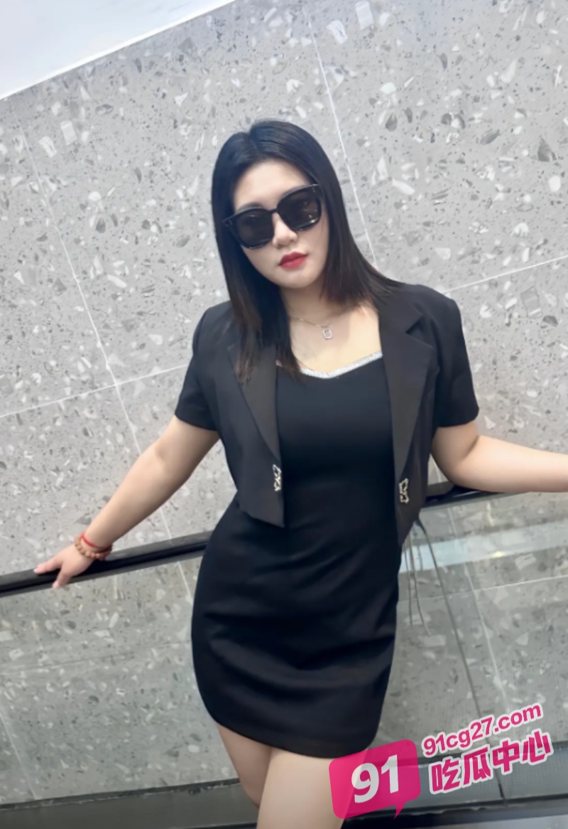 铁打的骚逼流水的屌 骚妻的淫乱生活 极品娇妻被单男尽情玩弄爆操内射！ 配图