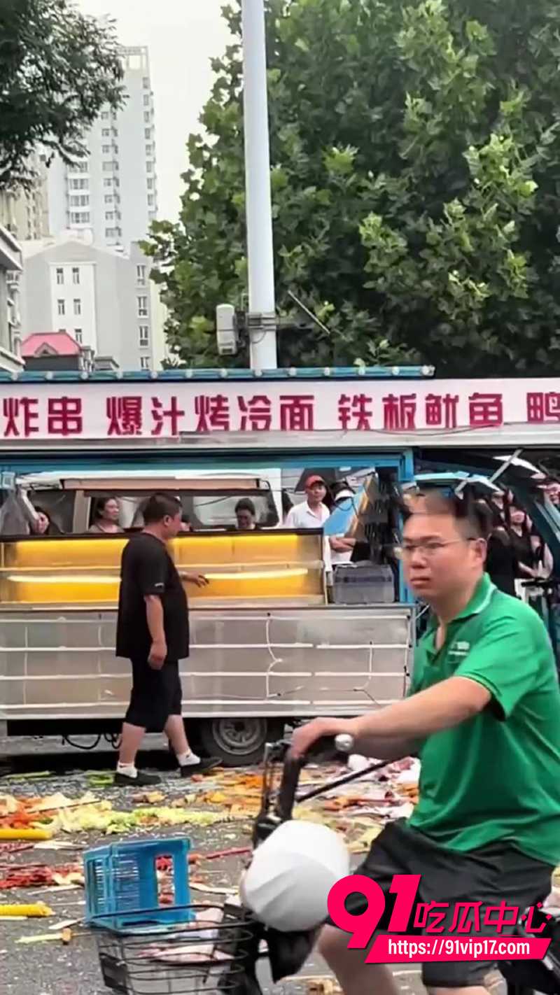 迎泰新城夜市炸串摊老板夫妇吵架 2