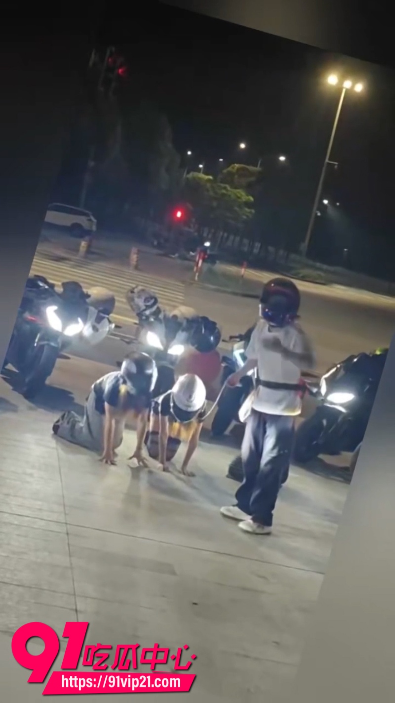 重庆街头调教热门吃瓜事件纹身机车少女被拴上狗链拉去户外调教跪地爬行完成主人的任务4 重庆街头调教热门吃瓜事件纹身机车少女被拴上狗链拉去户外调教跪地爬行完成主人的任务4