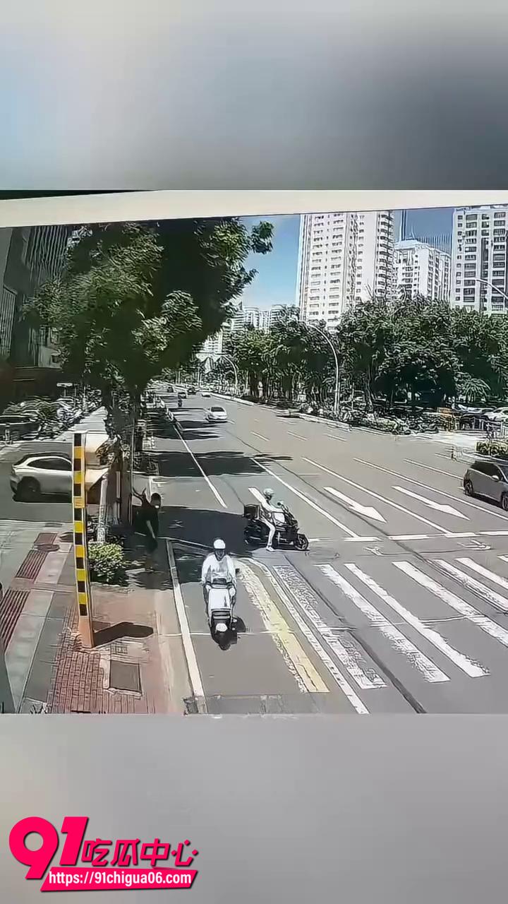 小米yu7女车主剐蹭监控2