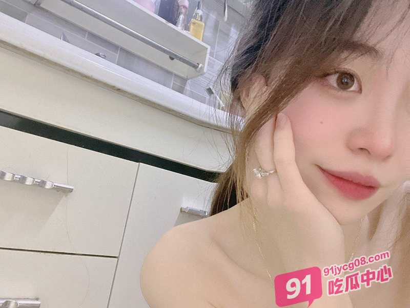 青海00后学生妹黄裕被包养视频流出 完美炮架性感诱人～ 配图4
