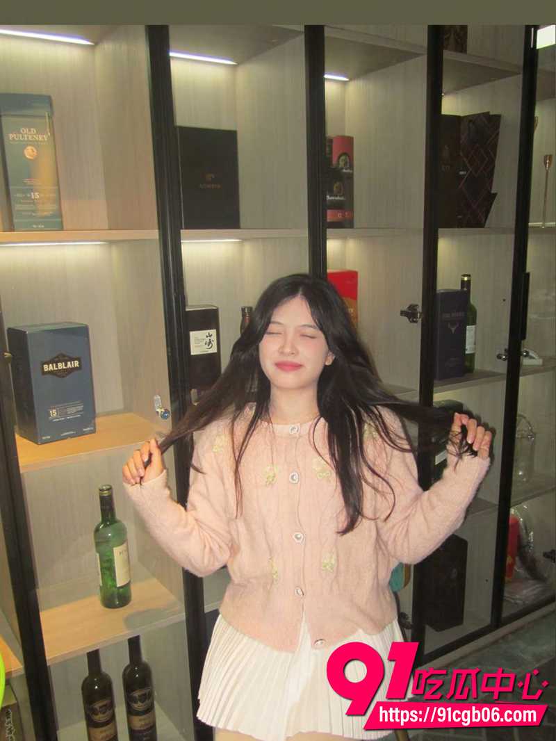 广西南宁反差婊吴洛丹 与土豪男友性爱自拍流出 超粉一线天小穴被操到白浆 撸管手法也是一流！