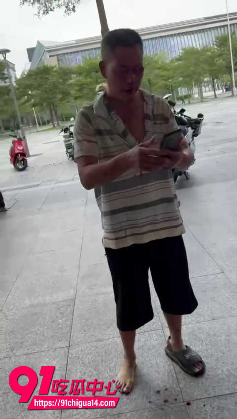 奶茶店小哥暴打中年大叔现场血流成河15