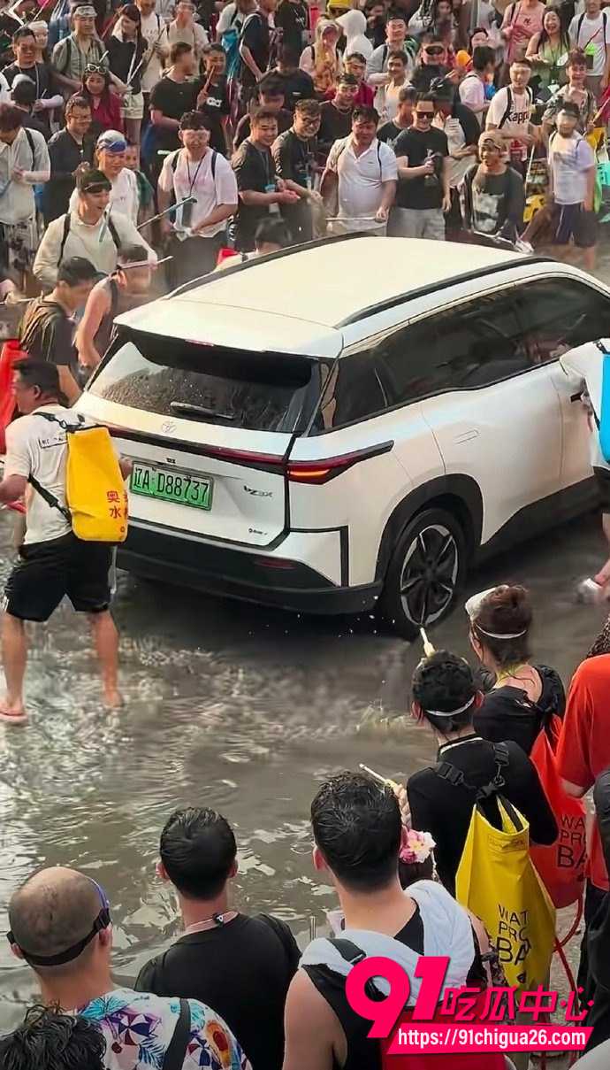 云南西双版纳泼水节3