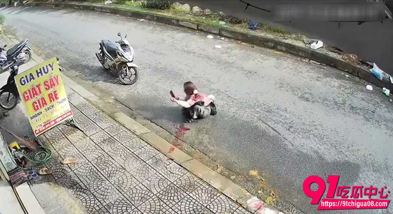 越南男子疯狂捅人 7