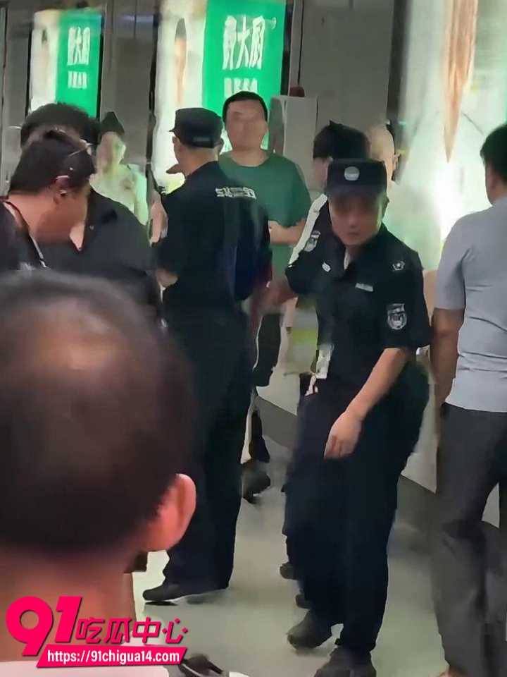 深圳地铁科学馆站女子拒安检 甩包狂砸安检员衣服撕裂被行拘