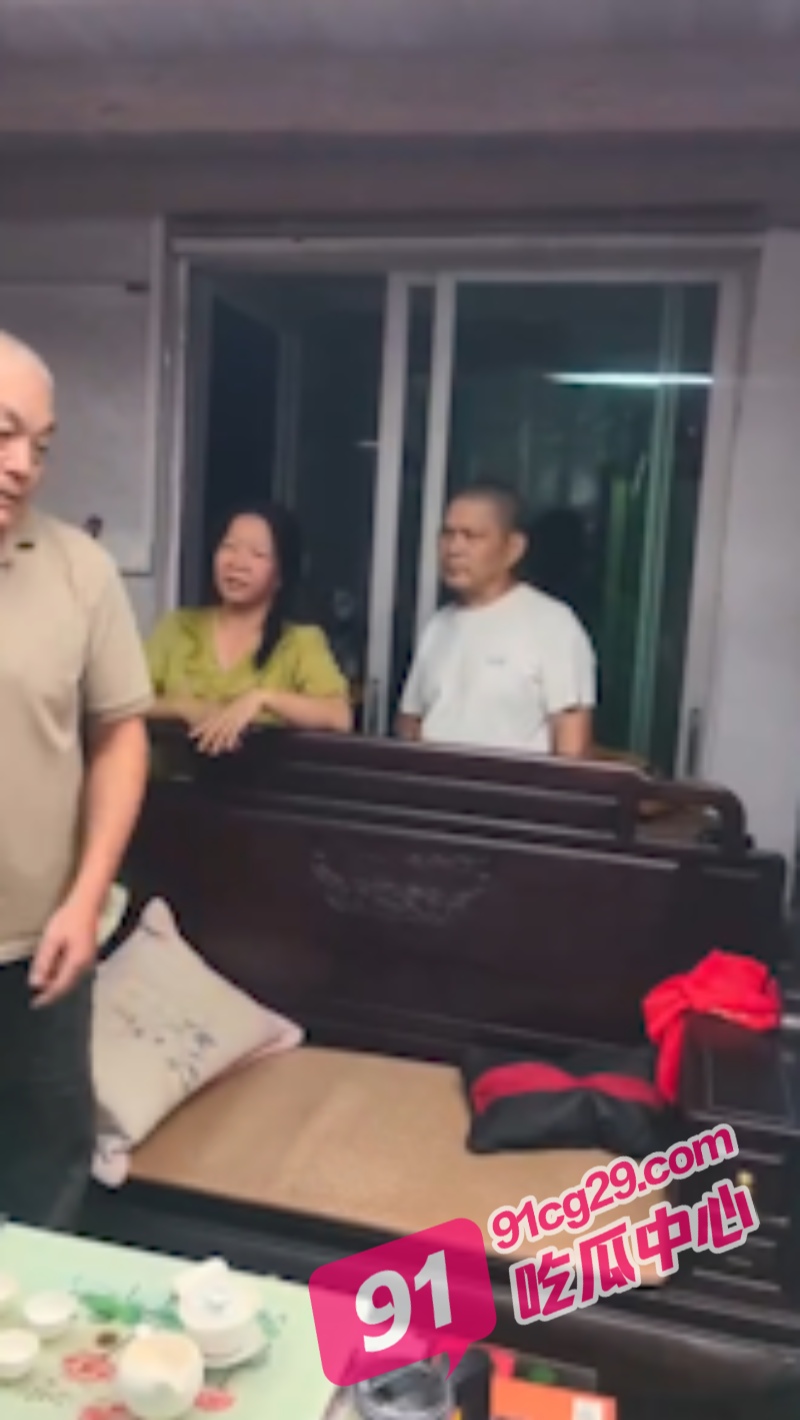 潮州中学老师杨浩骚扰超市美女老板娘 被老板娘公公上门抓奸！ 配图5