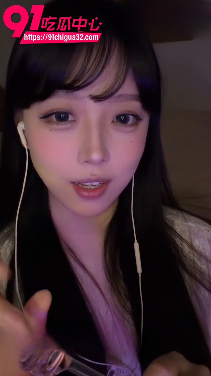 b站福利姬小鸟大王 戴耳机温柔舔奶油蜂蜜棒 ASMR唇舌缠绵甜蜜拉丝