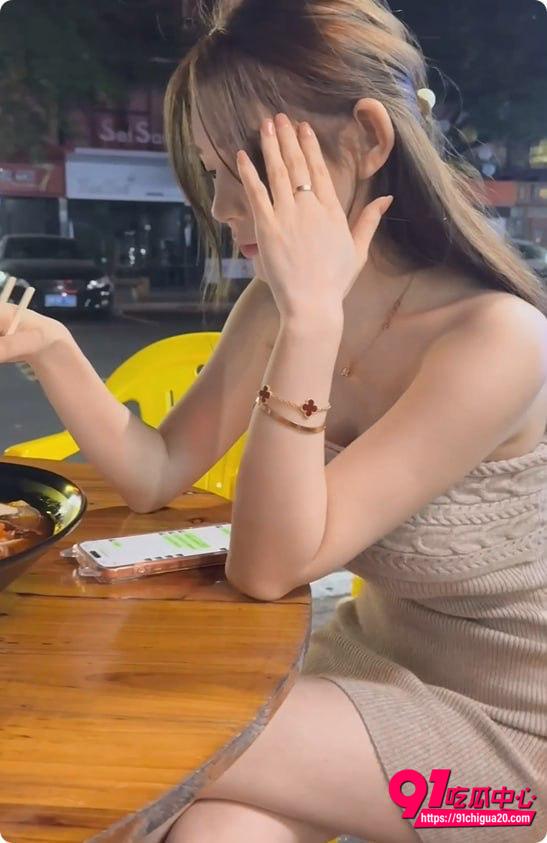 抖音网红酒店约炮视频曝光 被约炮大神花重金在酒店里无套插入骚浪小穴