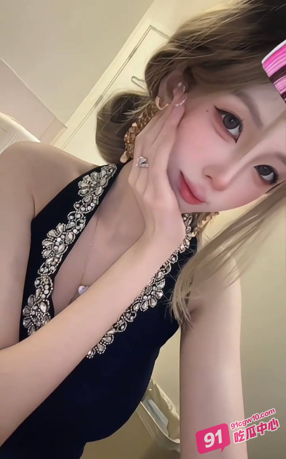上海嫩妹晶晶 被金主调教性爱视频流出 骚货穿情趣内衣被金主爸爸后入爆操 配图4