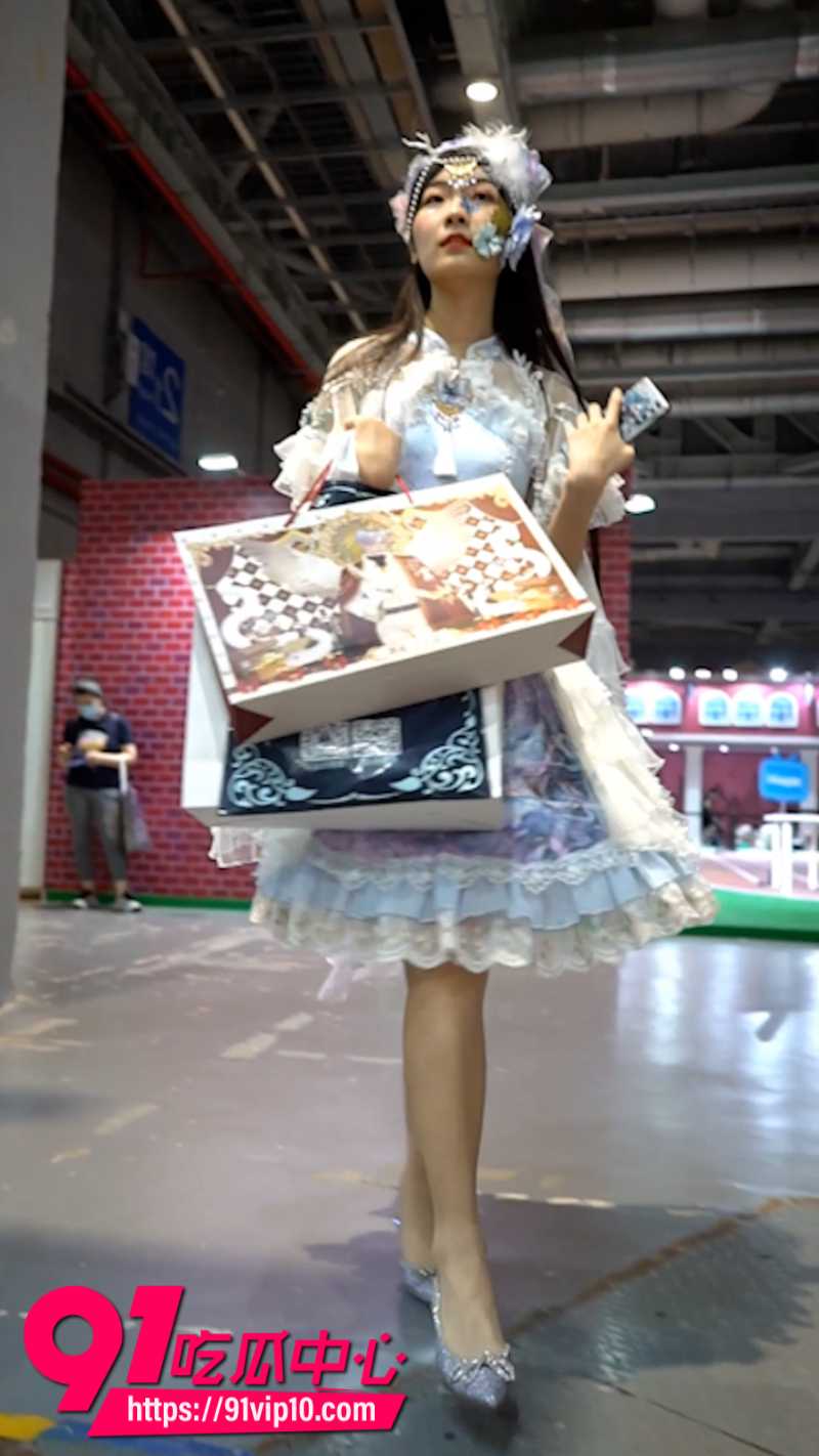 抄底大神漫展偷拍洛丽塔仙女 修长美腿戳进狼友们的心窝 下面的小内内已经湿透