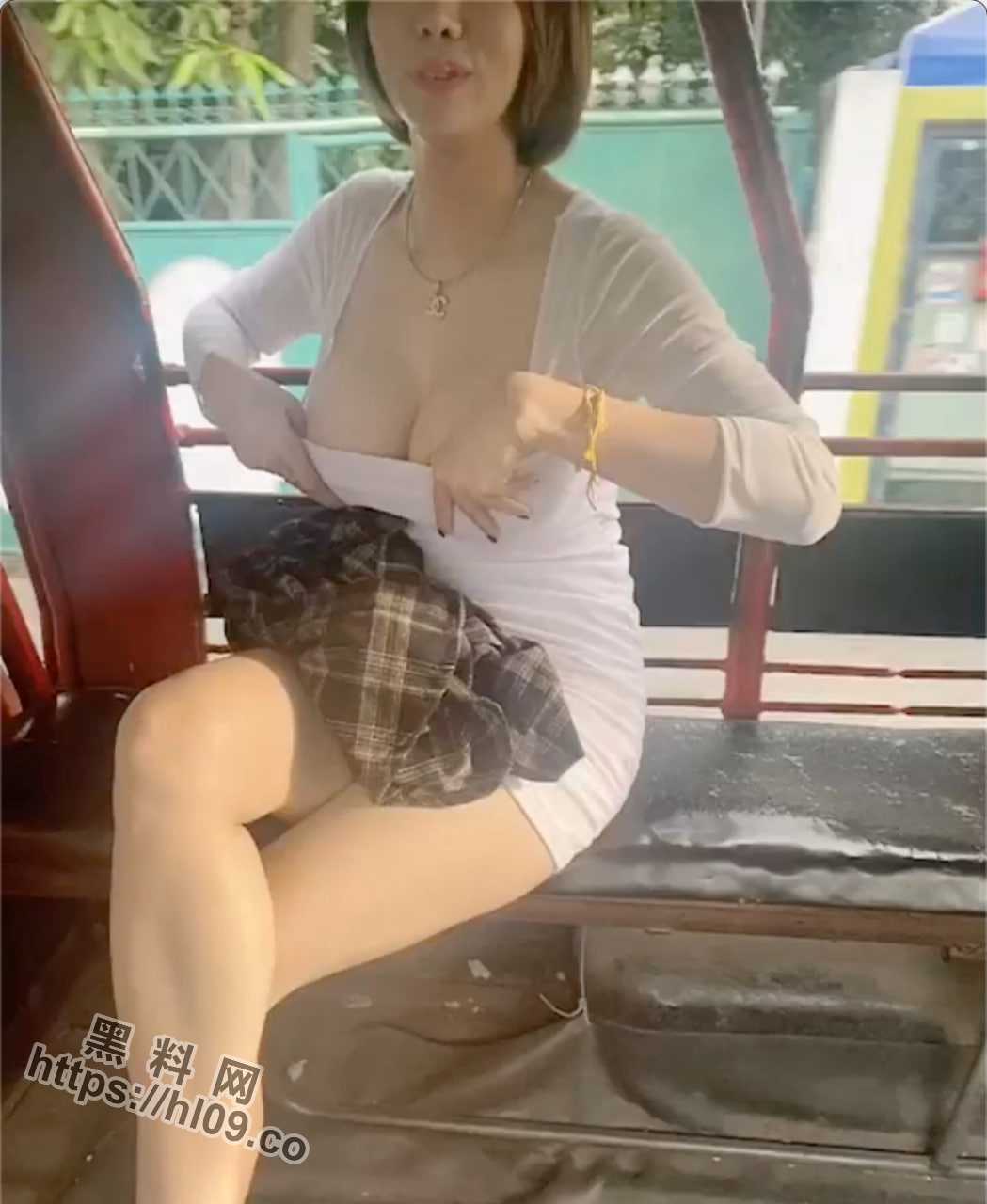 短发骚妹子户外公共场所 [露出]露奶露B，旁边几位娘们都懵逼了吧