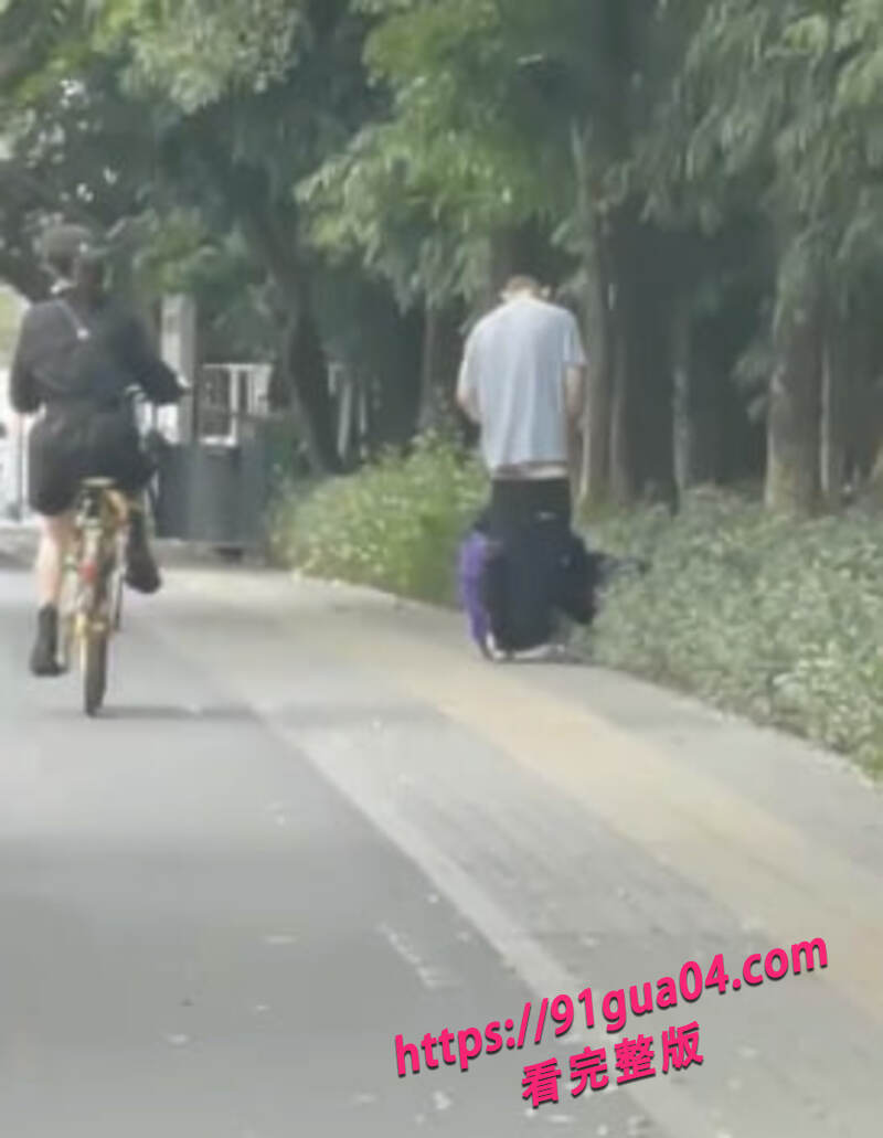 震惊路人!一对情侣光天化日马路边激情缠绵