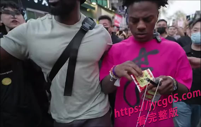 甲亢哥被投喂槟榔吃后痛苦不已！问翻译：这不是毒品？ 配图3