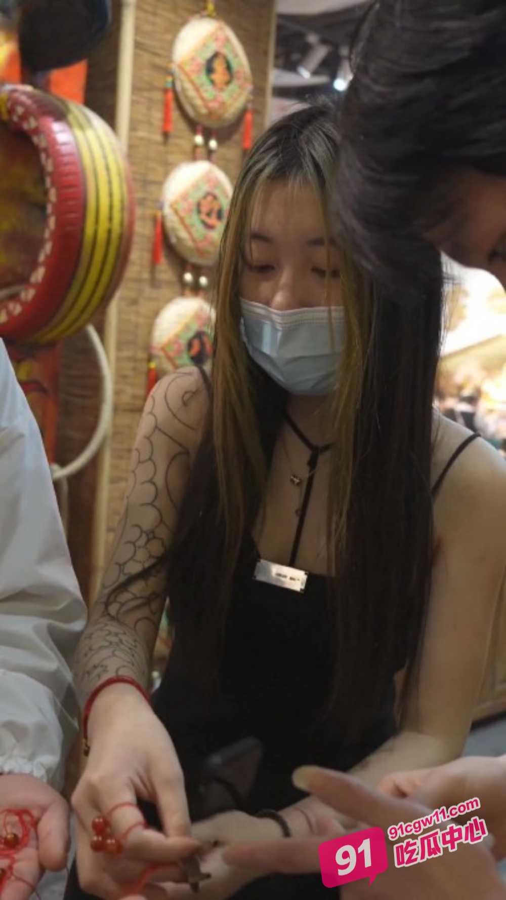 大神商场抄底短裙花臂美女 紧窄勒穴勾人眼球 美腿中间蕾丝黑内诱惑十足！ 配图4