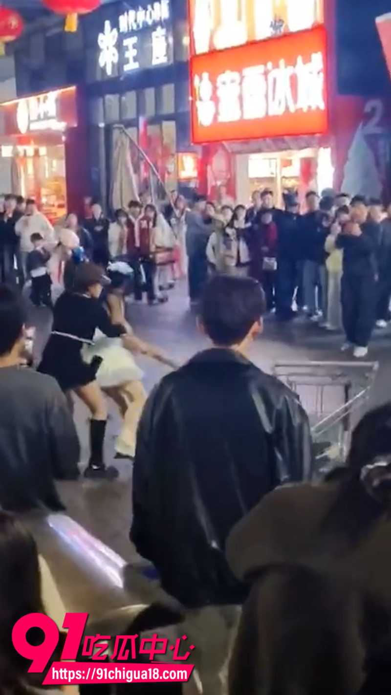 广西精神小妹 在普宁广场打群架 路过吃瓜群众纷纷围观