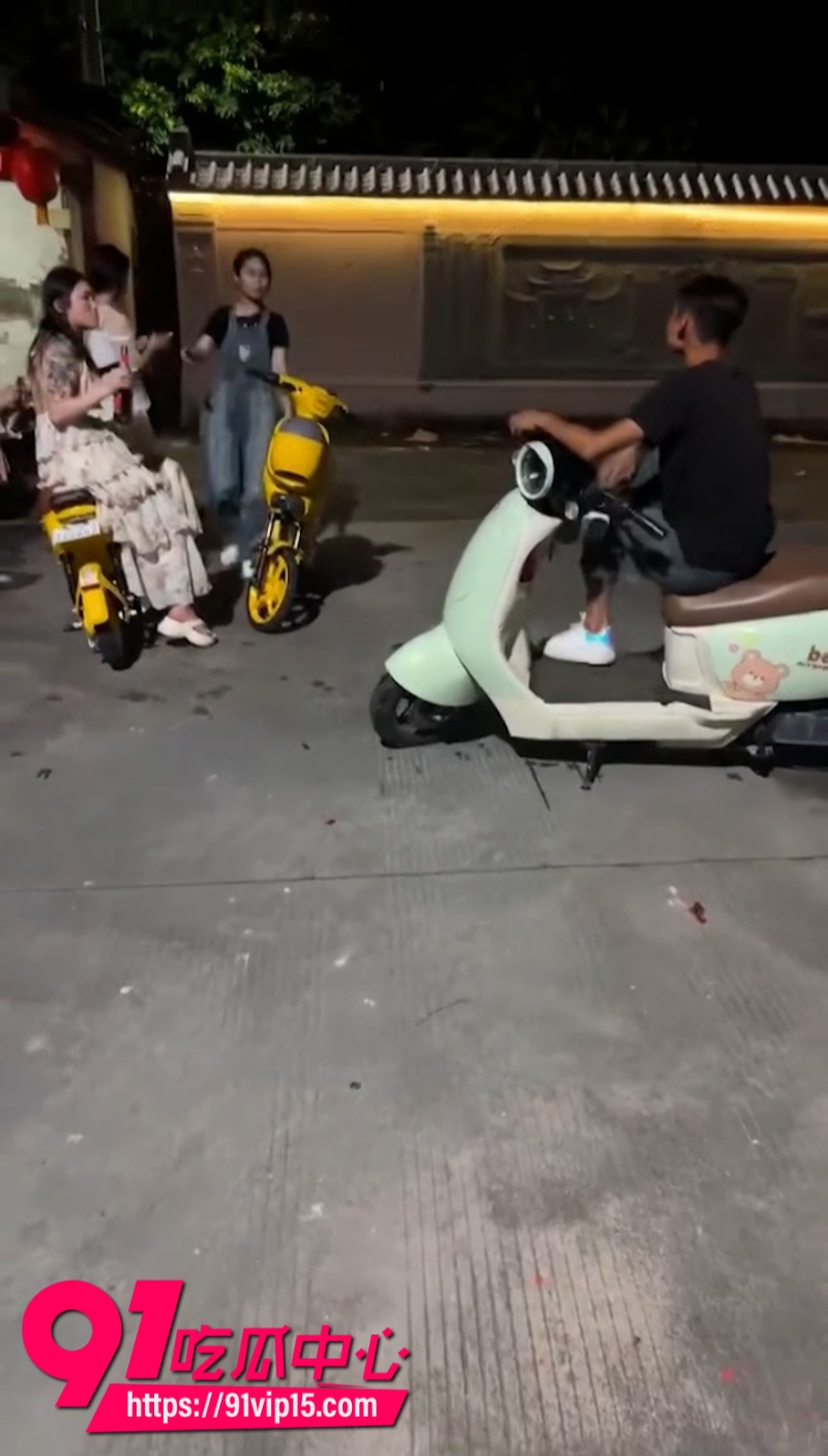 大哥跟小仙女发生冲突直接当街一打四画面异常精彩1