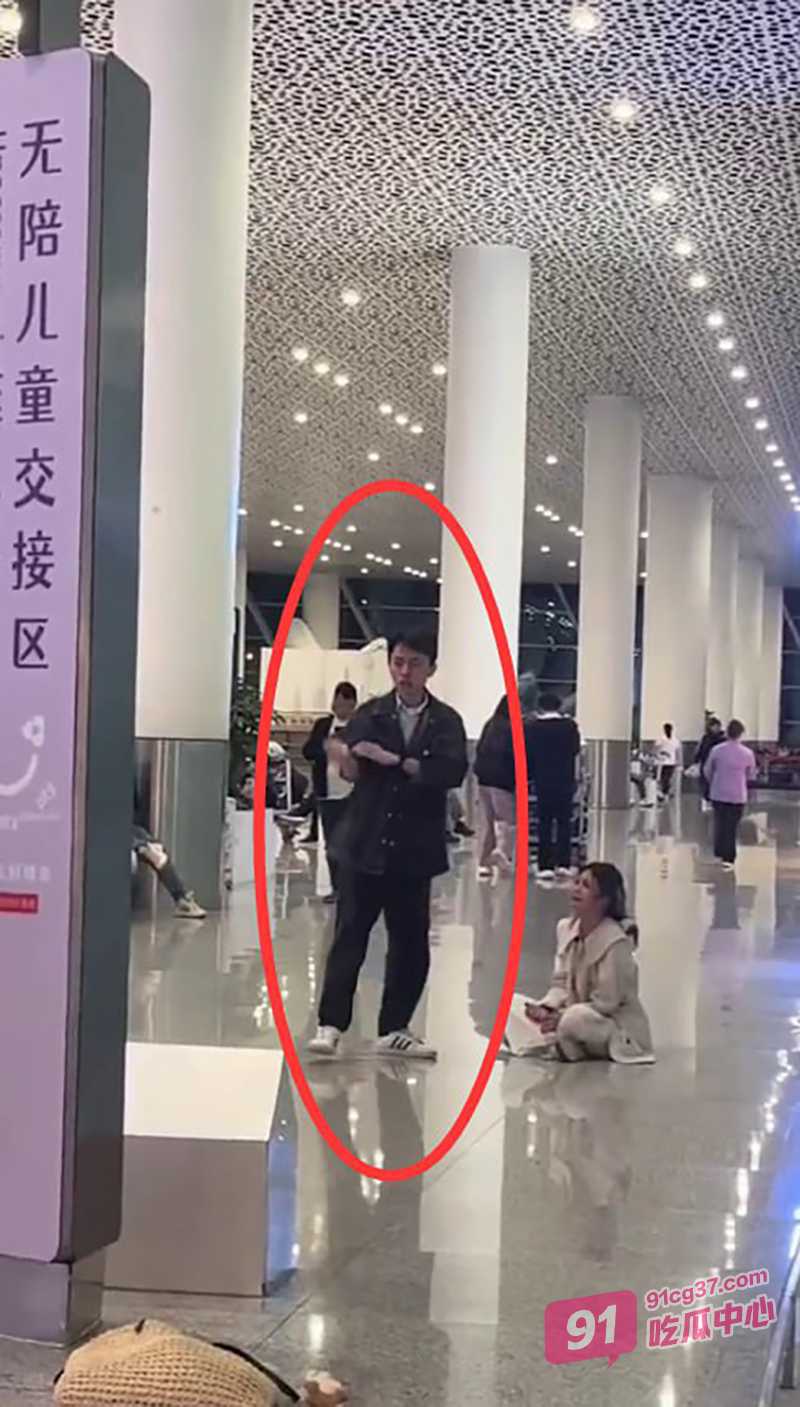 抖音64万粉丝和平精英主播 林七夜 脚踏两只船败漏 深圳机场两女友偶遇 混战场面真精彩 配图3