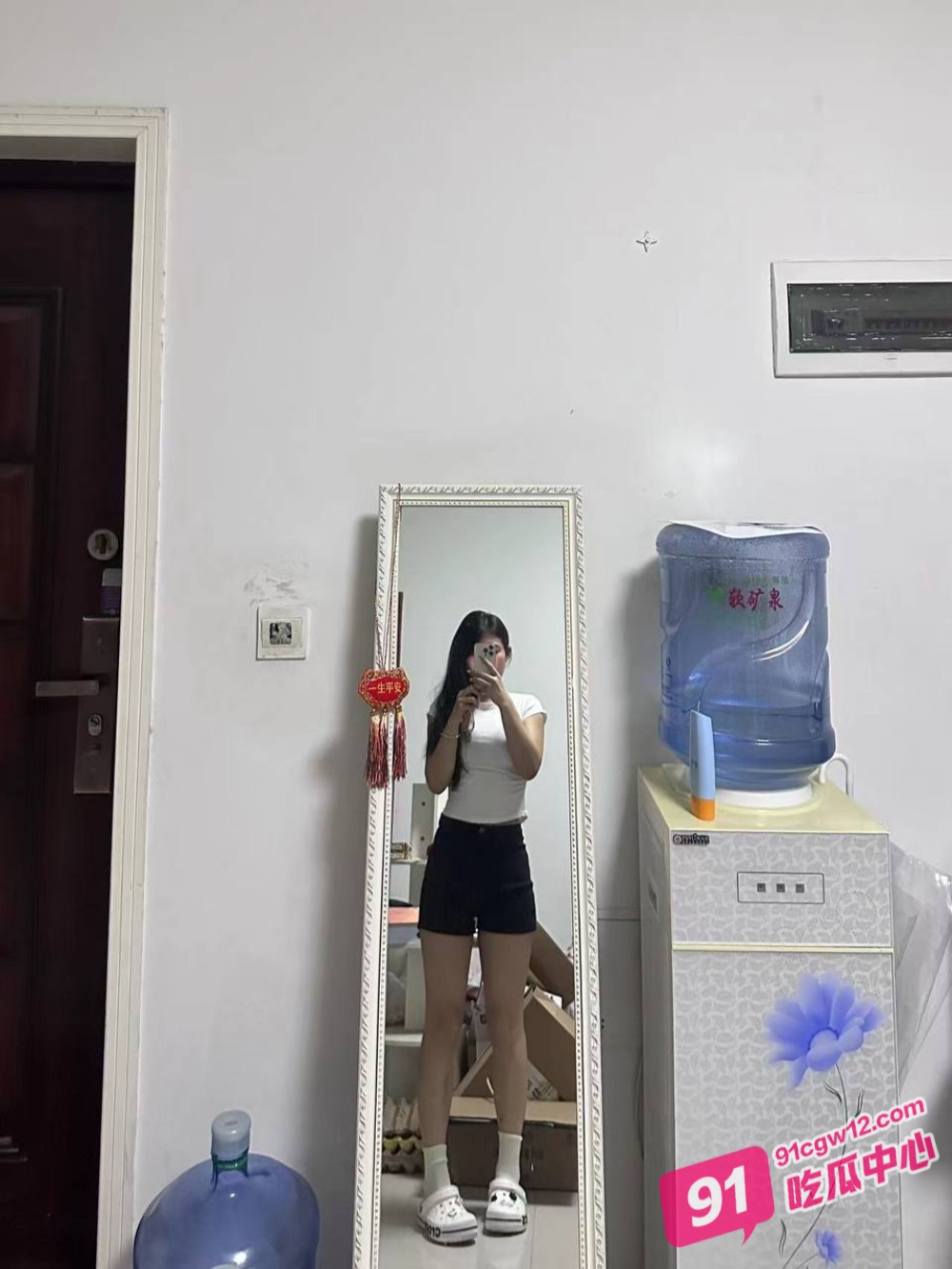 会玩的小人妻嘴里含着跳跳糖给男人口交 各种道具往逼里塞 最后再用大鸡吧好好捅 配图3
