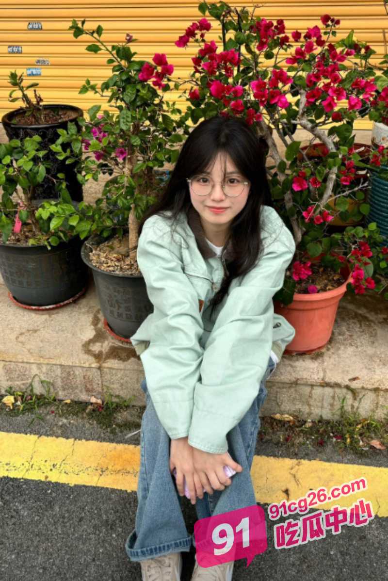 兄妹乱伦之精虫上脑的哥哥勾引妹妹 懵懂妹妹乐在其中“哥哥 使劲插我下面”！ 配图3