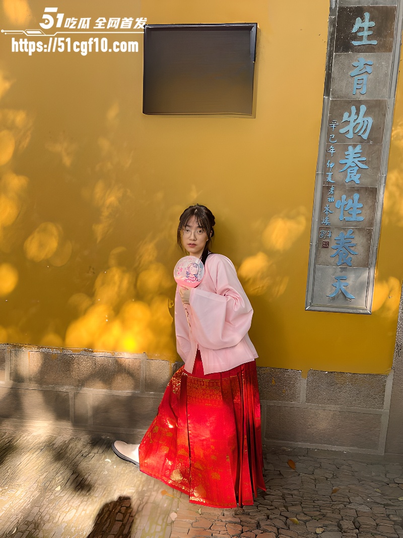 反差眼镜婊 小黎 2 反差眼镜婊 小黎 2
