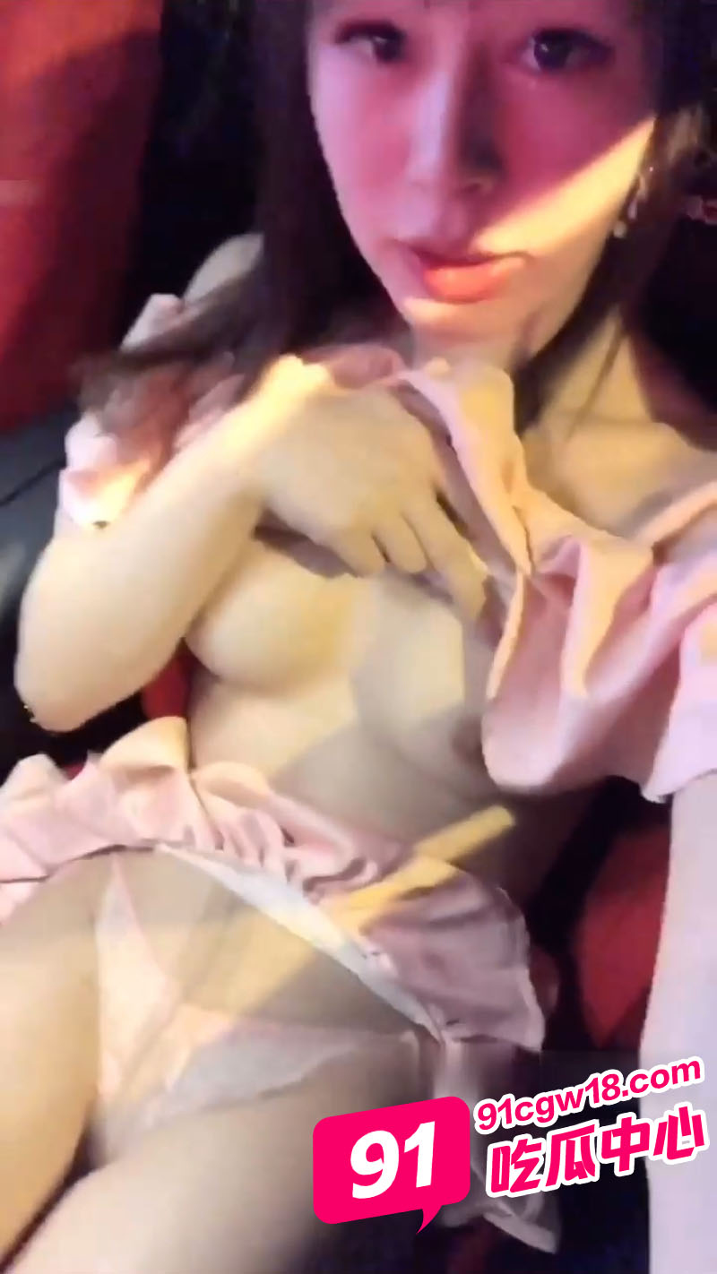 湖南张思妮跟女闺蜜江边玩露出 各种姿势玩弄 骚的没边